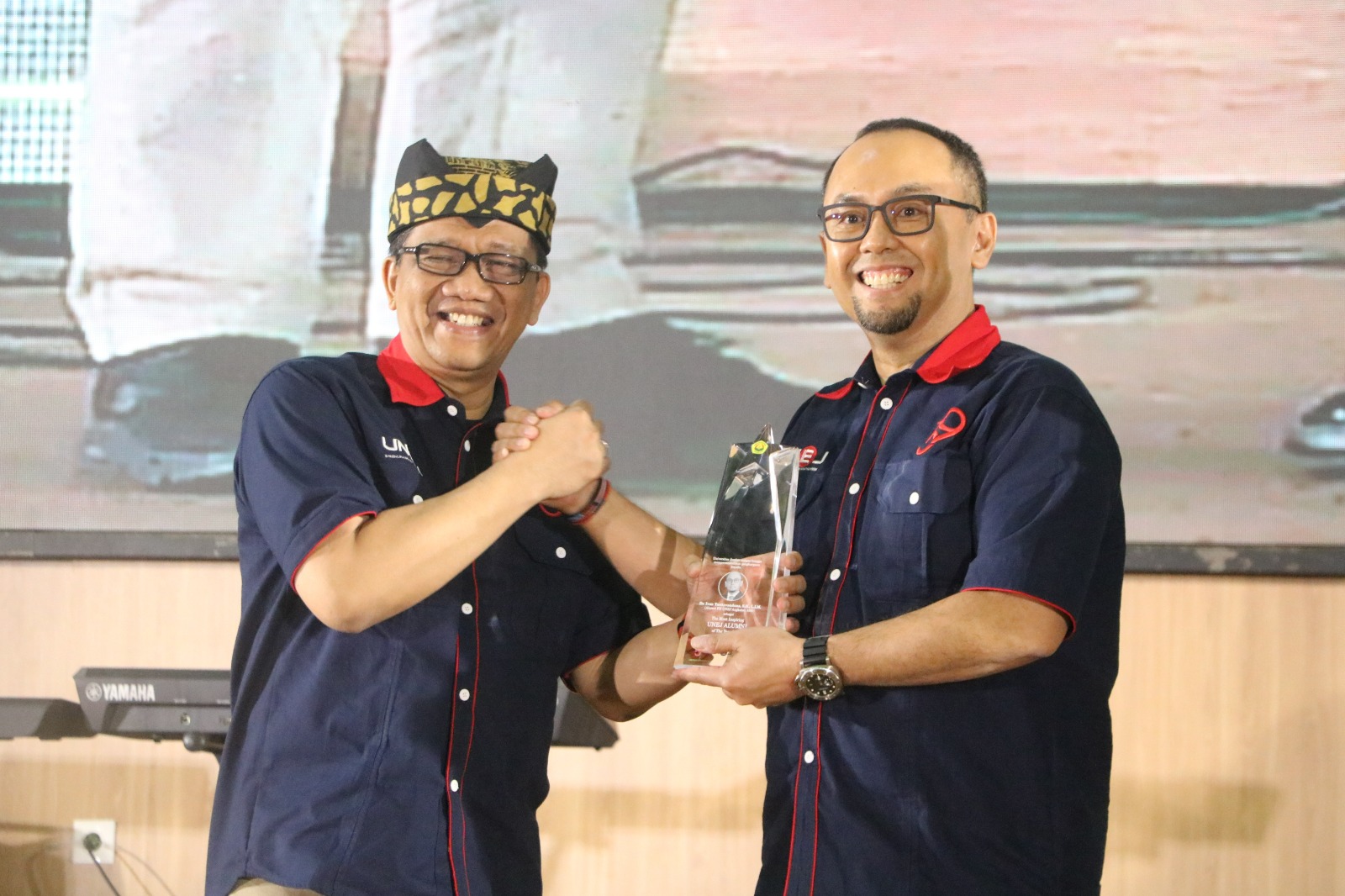 Penyerahan penghargaan The Most Inspiring Alumni 2023 oleh Rektor UNEJ disaksikan oleh Dekan FH