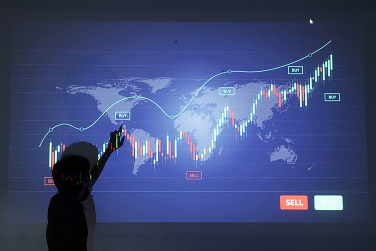 FOKUS : Salah satu investor muda yang memperhatikan pergerakan indeks harga saham.