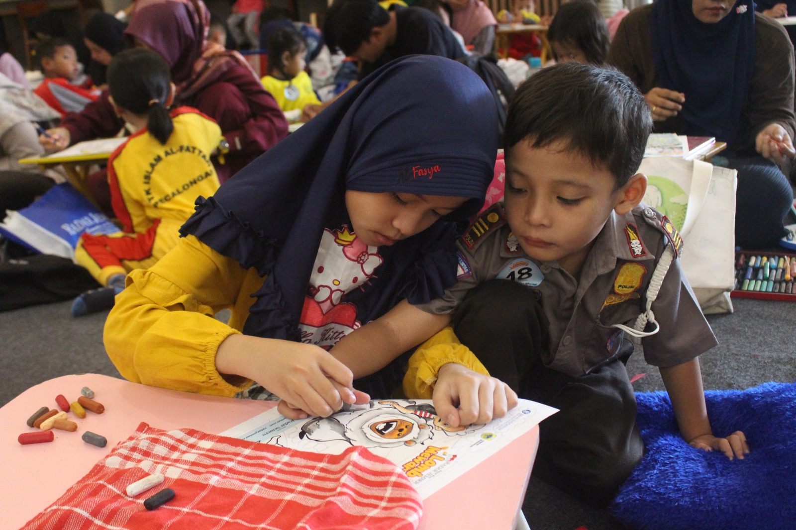 FOKUS: Seorang anak mewarnai bersama keluarganya, dalam event yang digelar Jawa Pos Radar Jember, Pekan lalu.