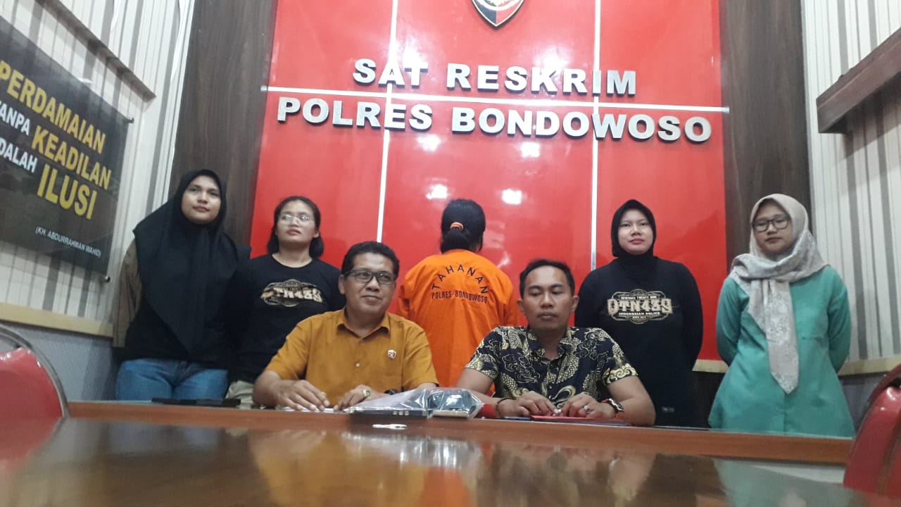 BEKUMPUL: Press release yang digelar Satreskrim Polres Bondowoso. Hasilnya, terdapat satu mucikari yang menjalani bisnis haram selama empat tahun.