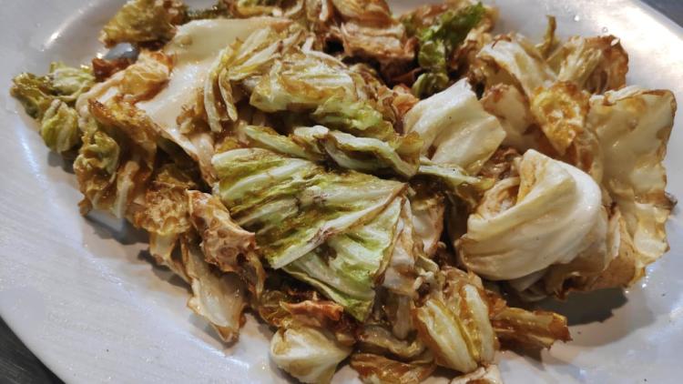 Kubis goreng dalam penyajian. (foto: hallosehat.com)