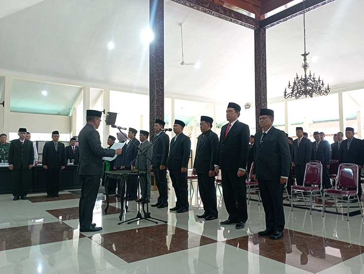BERDIRI: Pj Bupati Bondowoso Bambang Soekwanto saat membacakan nama-nama pejabat yang dikembalikan ke jabatan semula, kemarin (4/12), di Pendapa Bupati Bondowoso.
