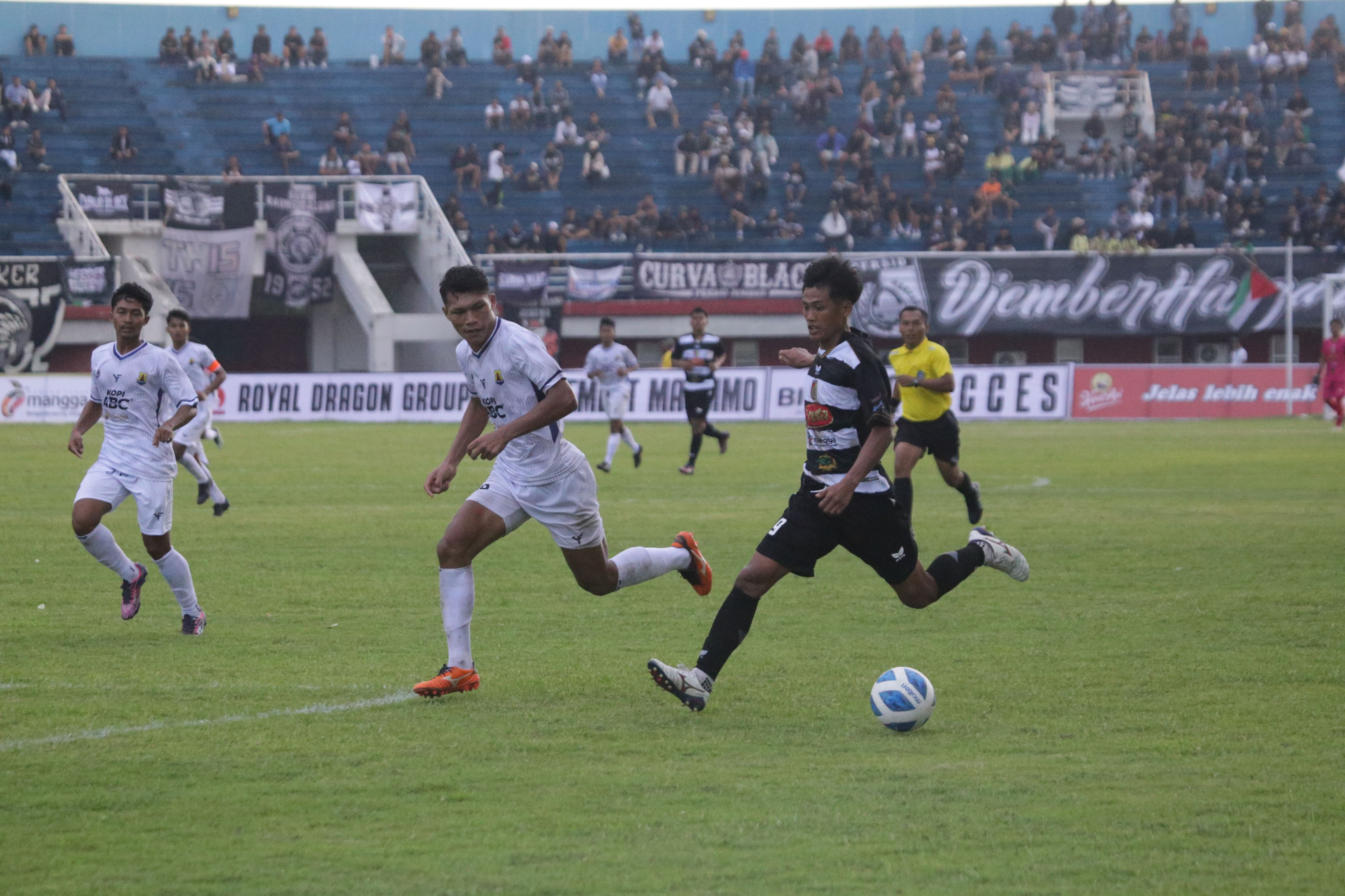 POIN PENUH: Pemain Persid Jember (jersey hitam) saat menguasai bola melawan Persema Malang. (DJALU/RJ)