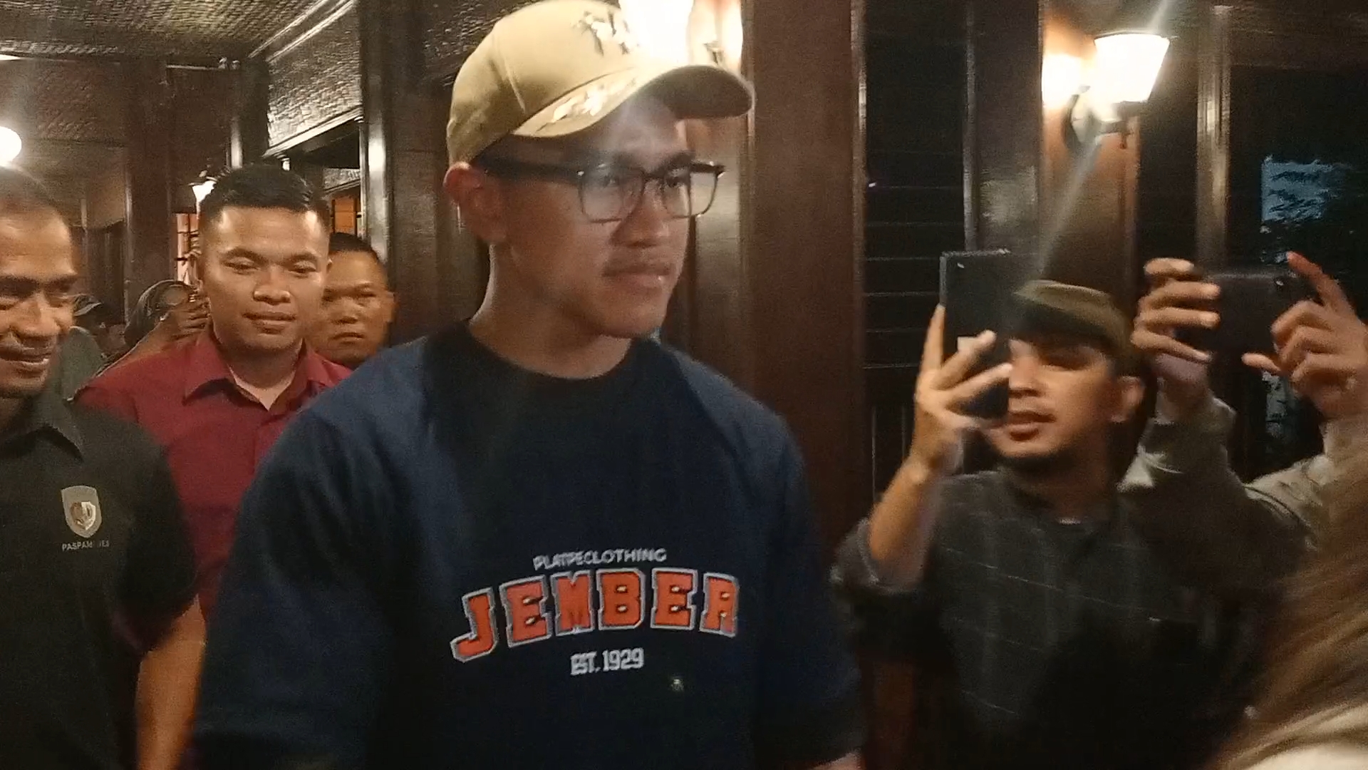 RAMAI: Ketua Umum PSI Kaesang Pangarep langsung pergi setelah berjumpa dengan influencer Jember di kafe yang ada di Kelurahan Mangli, Kecamatan Kaliwates, Senin (4/12) malam.