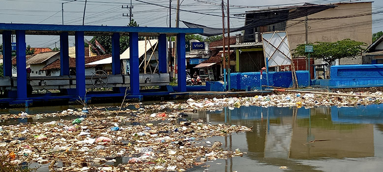 SESAK: Tumpukan sampah yang menjejali sekitar pintu air di Desa Curahmalang, Kecamatan Rambipuji.