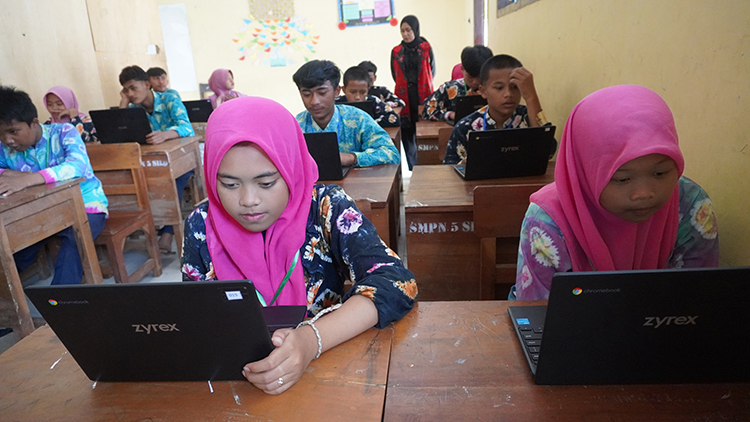 SEMANGAT: Siswa SMPN 5 Silo mengikuti Asesmen Sumatif Semester Akhir (ASAS) hari keempat menggunakan Chromebook dan laptop, kemarin.