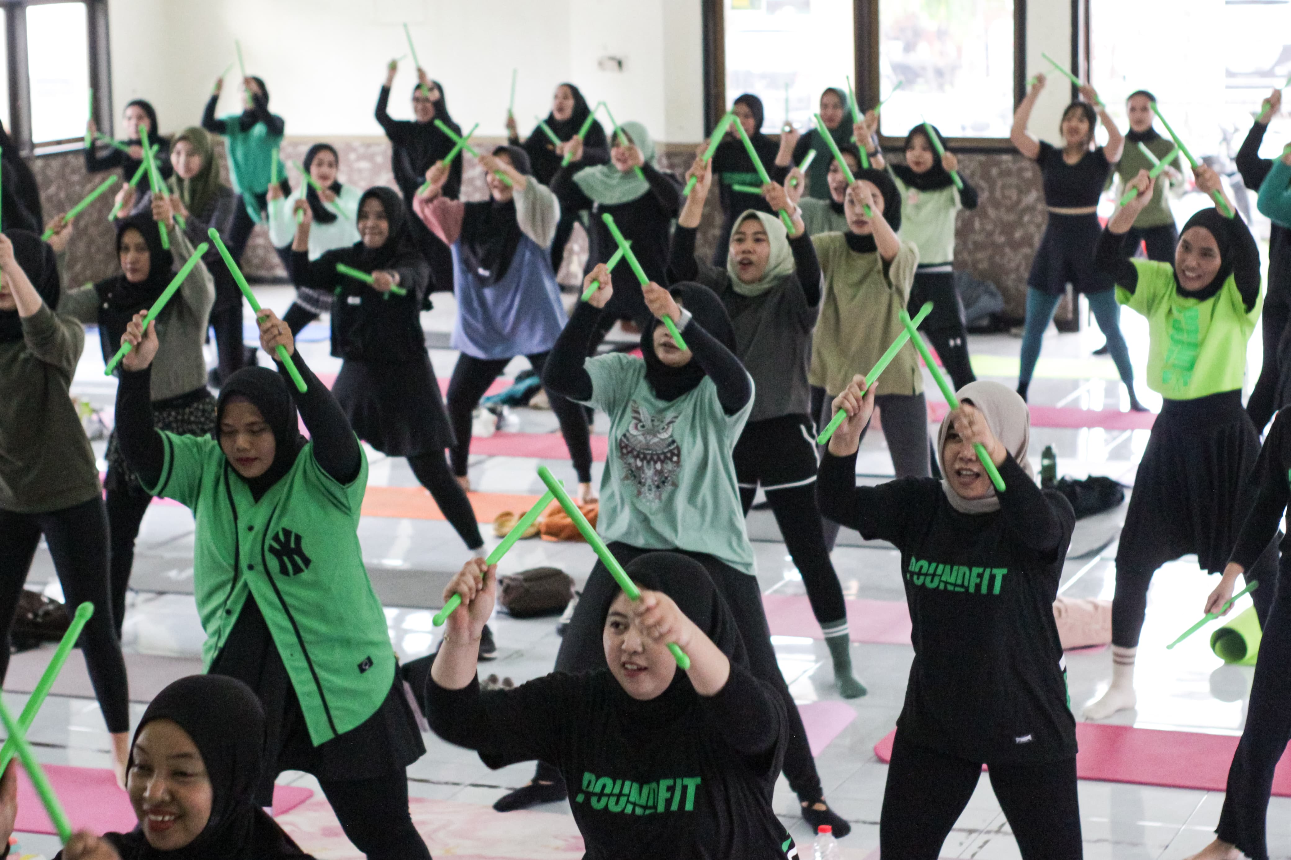 SEMRINGAH: Peserta maupun instruktur terlihat bahagia saat berolahraga pound fit.