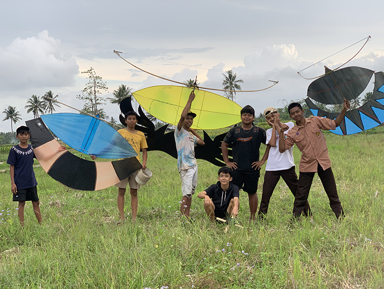 MENYENANGKAN: Keseruan bermain layang-layang tak hanya membuat puas anak-anak dan remaja, tetapi juga orang dewasa.