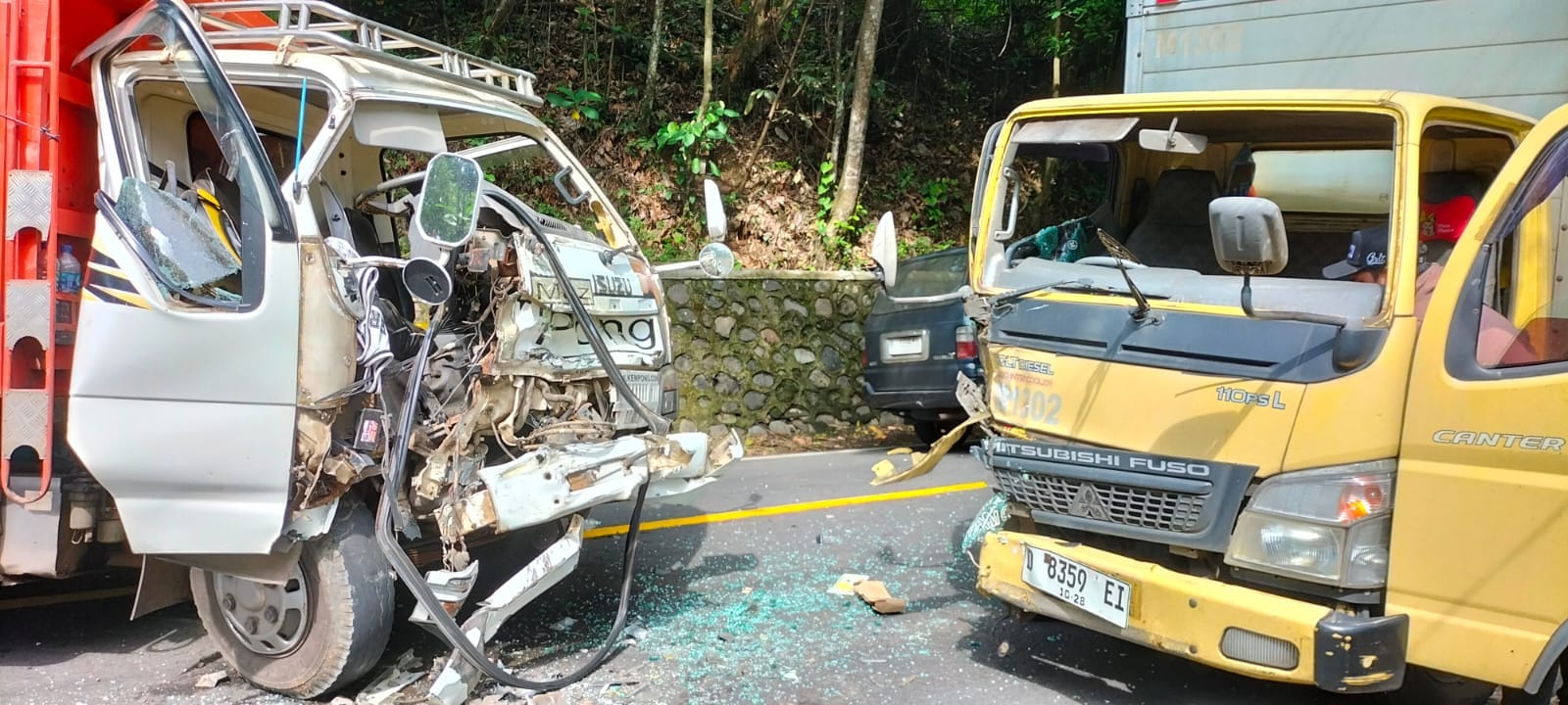 RINGSEK: Kondisi dump truck yang rusak parah setelah terjadi benturan dengan truk box di Kilometer 36 Jalur Gumitir, Desa Sidomulyo, Kecamatan Silo, Sabtu pagi (9/12).