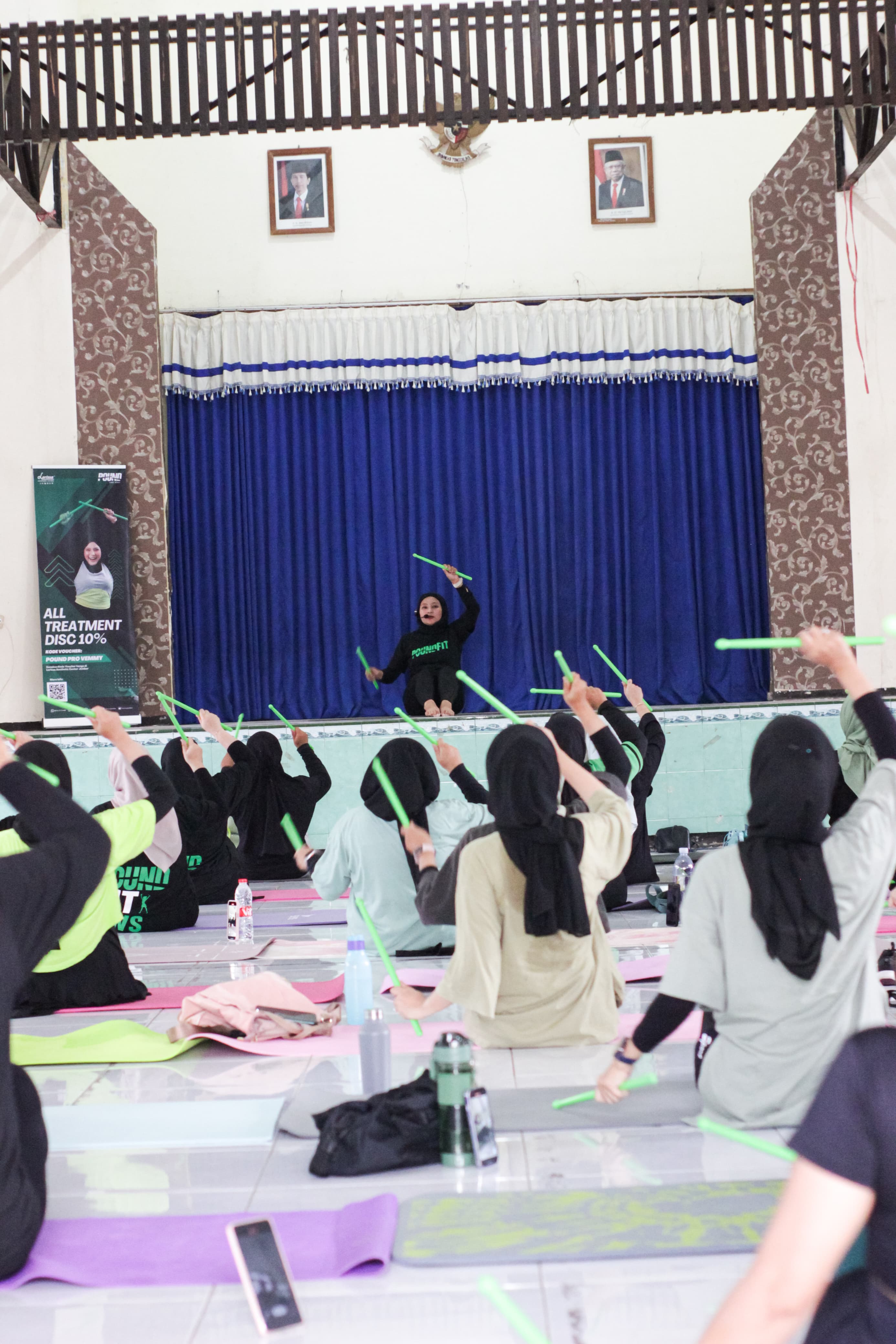 SEMANGAT: Beberapa peserta saat memperagakan gerakan pound fit.