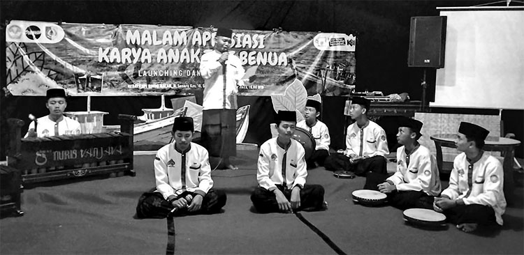 UNJUK KARYA: Anak-anak saat naik pentas dalam gelaran apresiasi karya anak tepi benua.