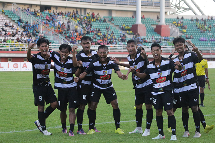 JAGA SEMANGAT: Pemain Persid Jember merayakan gol kemenangan di pertandingan putaran I Grup H Liga 3 Jatim di Stadion JSG.