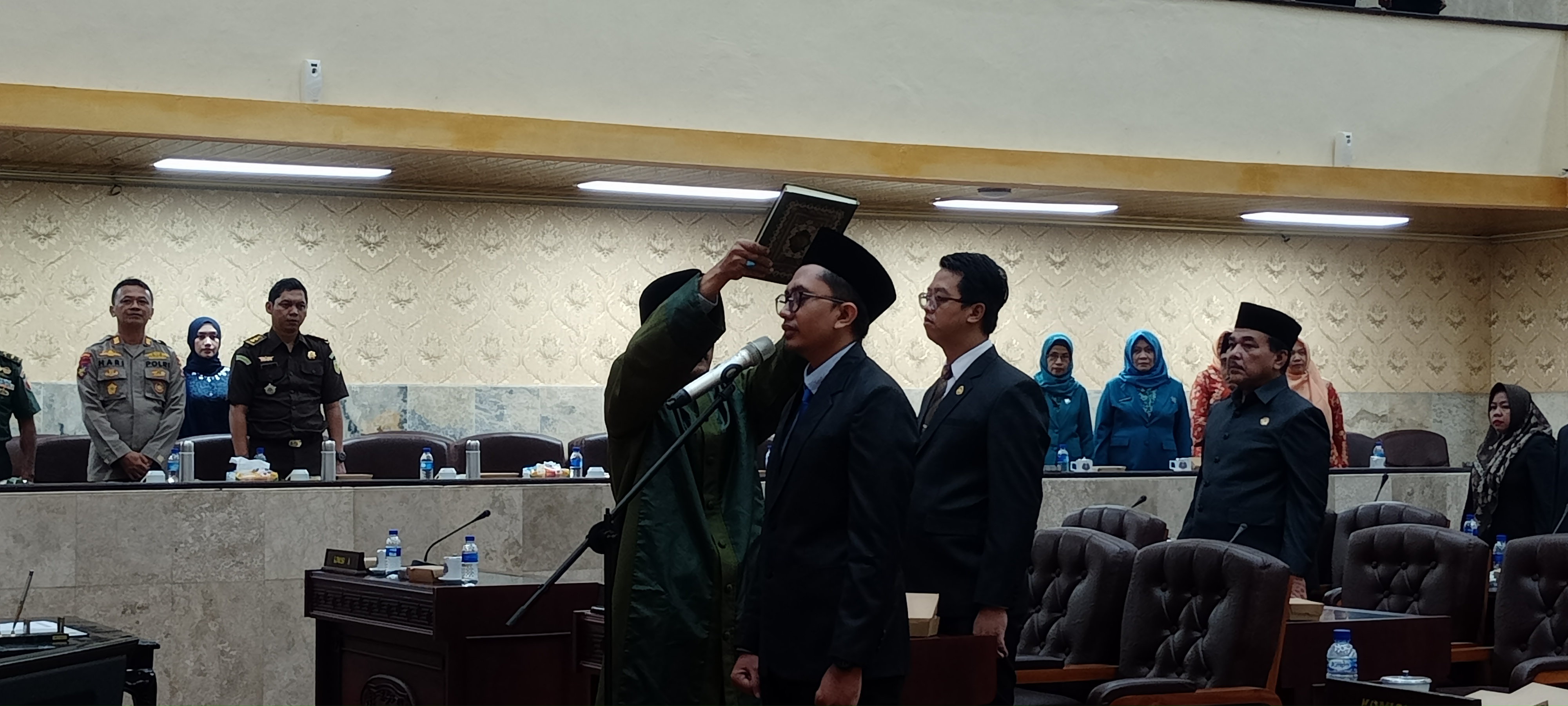PARIPURNA: Pelantikan anggota dewan dari salah satu anggota Fraksi Nasdem, dalam rapat paripurna di Gedung DPRD Jember, Senin siang kemarin (11/12).