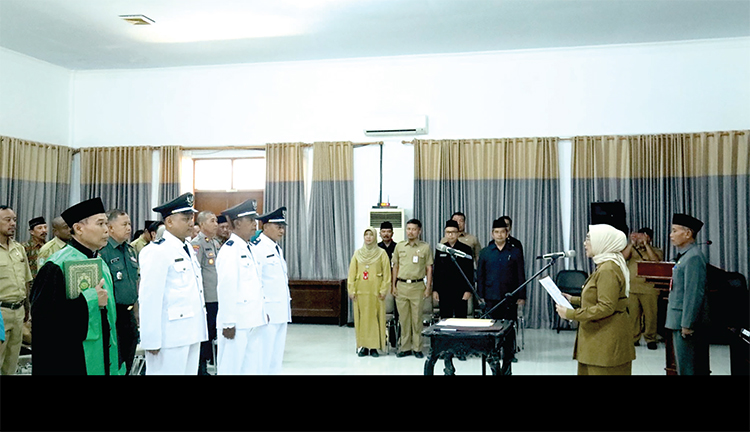 MELANTIK: Pj Bupati Lumajang Indah Wahyuni saat melantik Pj kades pada tiga desa terakhir yang ditinggalkan oleh kades definitifnya, kemarin.