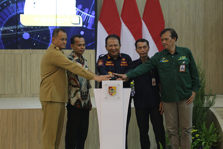 PERESMIAN: Bupati Jember Hendy Siswanto me-launching Portal Satu Data di Pendapa Wahyawibawagraha, Selasa (12/12) siang.