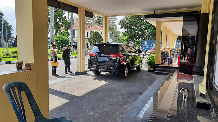 MINIM AKTIVITAS: Suasana Polres Bondowoso, kemarin (13/12). KPK kembali memeriksa ASN Pemkab Bondowoso, dan diduga kuat adalah ASN pada Dinas BSBK, di Polres Bondowoso.