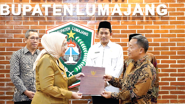 DISERAHKAN: Pj Bupati Lumajang Indah Wahyuni menyerahkan bangunan musala dan gereja ke PCNU dan Gereja Pantekosta di Indonesia (GPdI) Lumajang, Senin (11/12) lalu.