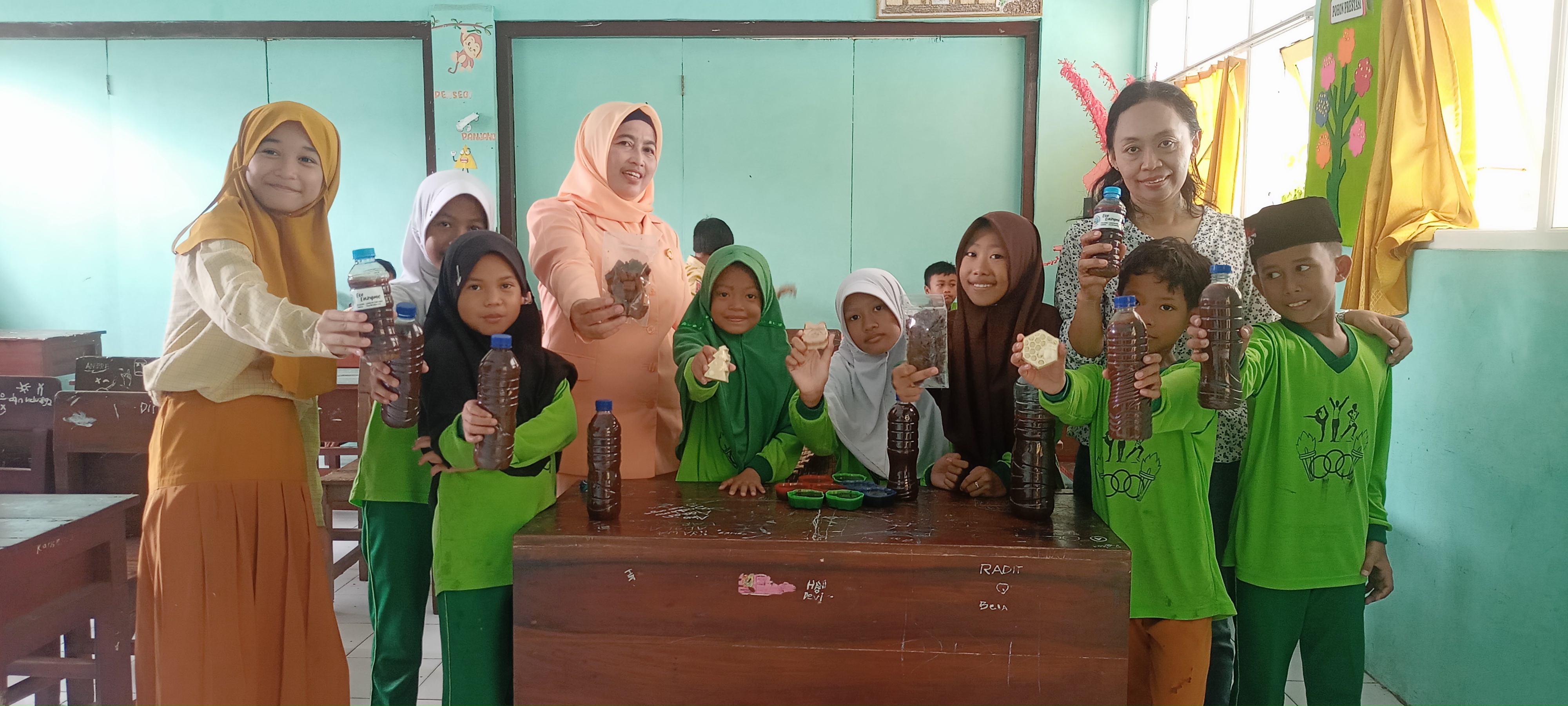 INOVATIF: Sejumlah siswa dan guru saat menunjukkan hasil olahan pembuatan sabun berbahan organik.
