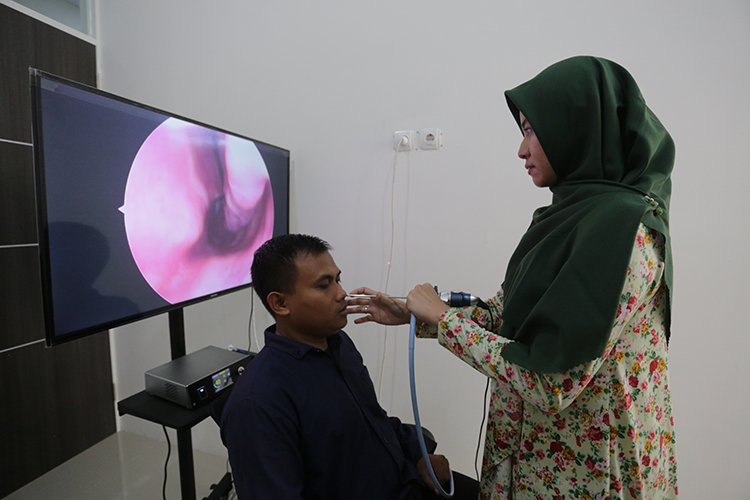 PEMERIKSAAN: Dokter spesialis THT memeriksa kondisi sinus. Memakai metode cuci hidung bisa menjadi solusi bagi penderita sinusitis.