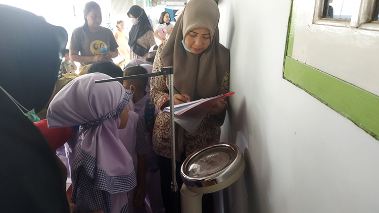 PANTAU PERKEMBANGAN: Kegiatan pengukuran tinggi badan balita di Posyandu Kelurahan/Kecamatan Sumbersari.