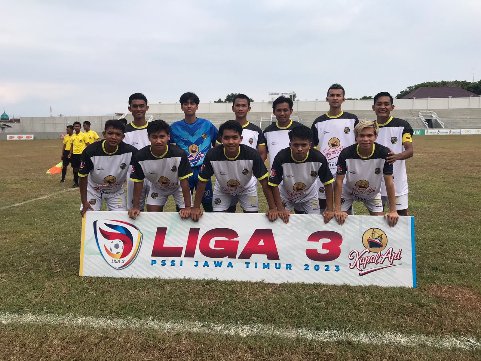 KALAH LAGI: Skuad Persebo Muda berpose bersama sebelum pertandingan melawan NZR Sumbersari, kemarin (14/12), di Stadion Diponegoro, Banyuwangi.