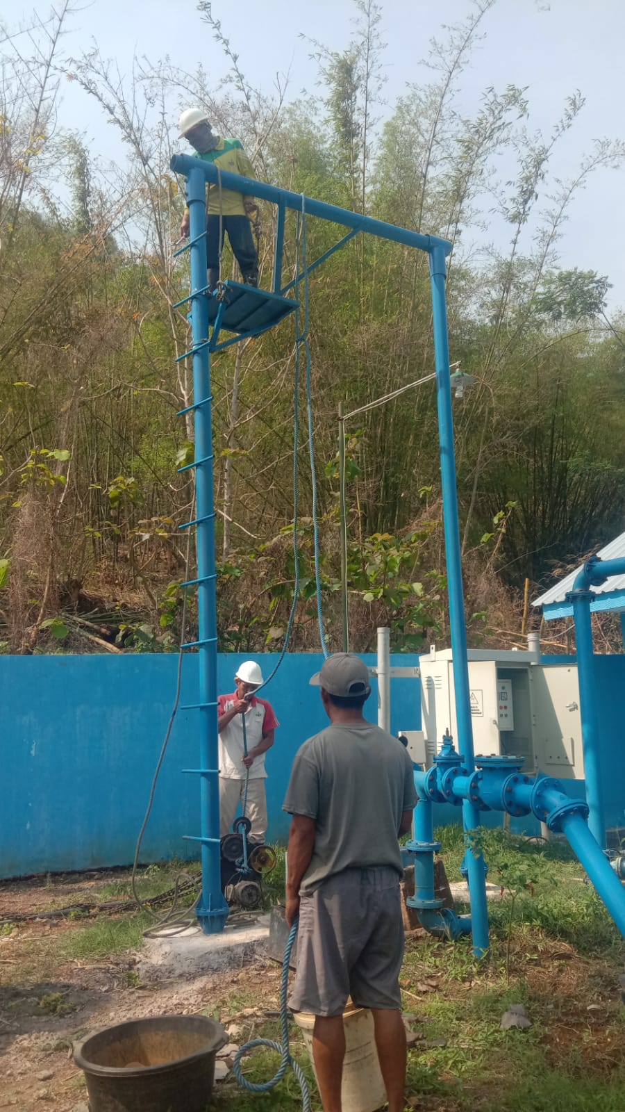 DIPERBAIKI: Proses penangkatan pompa yang rusak di sumur &nbsp;bor milik PDAM beberapa waktu lalu.