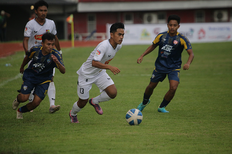KERJA KERAS: Pemain Persid membawa bola dalam laga melawan Kresna Unesa FC, di Stadion JSG, kemarin.