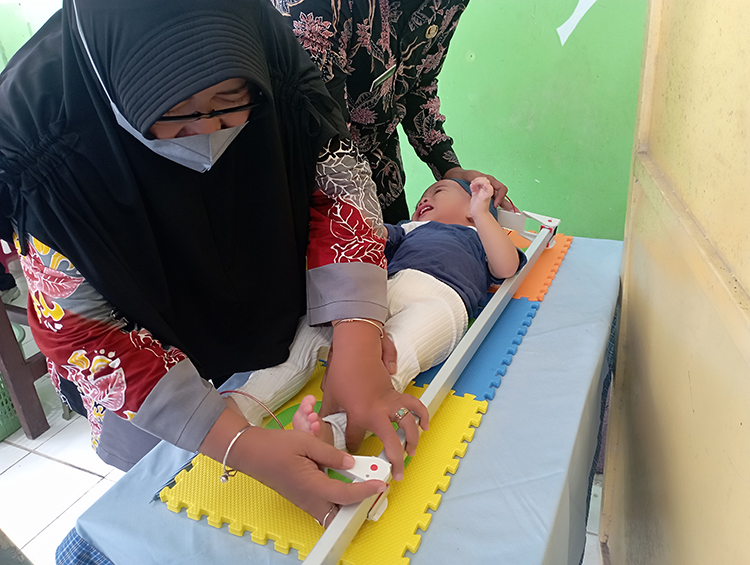MENGUKUR: Pengukuran tinggi badan balita terus dilakukan di Posyandu untuk memantau tumbuh kembang anak.