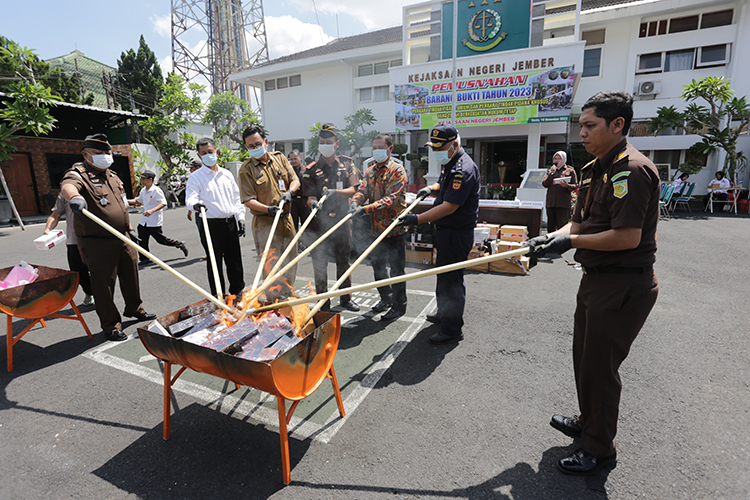 BAKAR BB: Pemusnahan rokok dan sejumlah BB haram dilakukan di halaman Kejari Jember, kemarin.