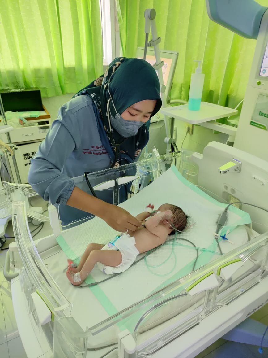 CEK KESEHATAN: Dokter Spesialis Anak RS Paru Jember, dr Ririn Wahyuningtyastutik SpA yang memeriksa kondisi kesehatan bayi yang baru lahir.