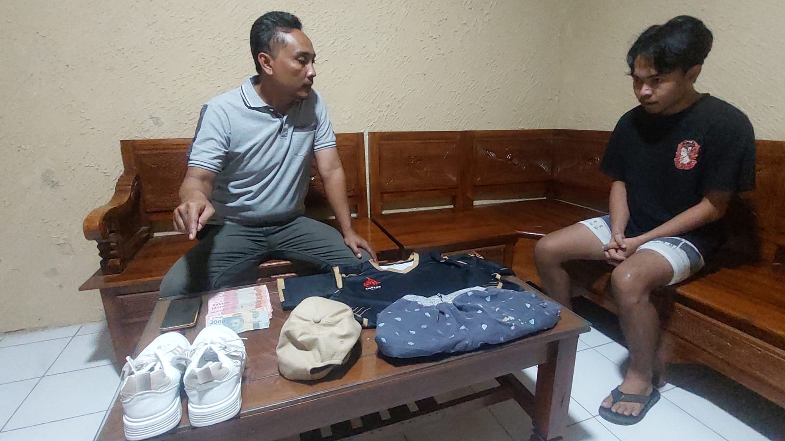 AMANKAN BARANG BUKTI: AIPTU Sugiyanto Kanitreskrim saat menunjukkan barang bukti sisa uang dan sepatu, topi yang dibeli dari hasil pencurian turut diamankaan. (JUMAI/RJ)