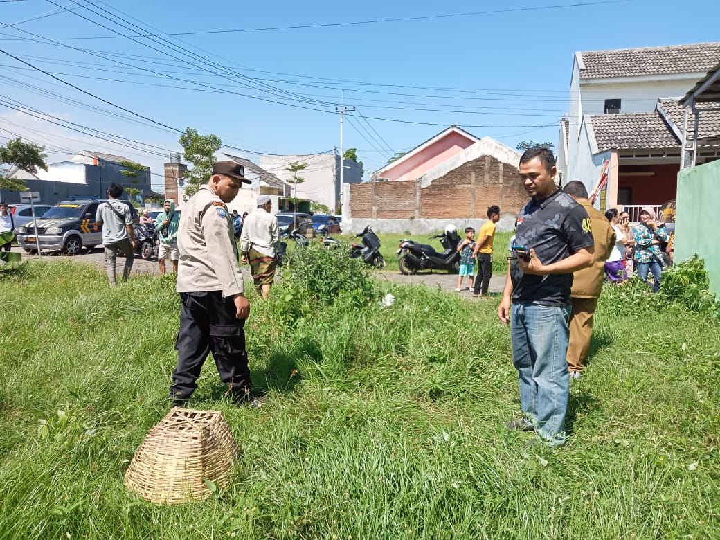 LOKASI: Bayi yang mulai membusuk yang dibuang di Perumahan Rembangan Hill Blok E, Lingkungan Krajan, Kelurahan Baratan, Kecamatan Patrang Selasa (19/12). (POLSEK PATRANG UNTUK RJ)