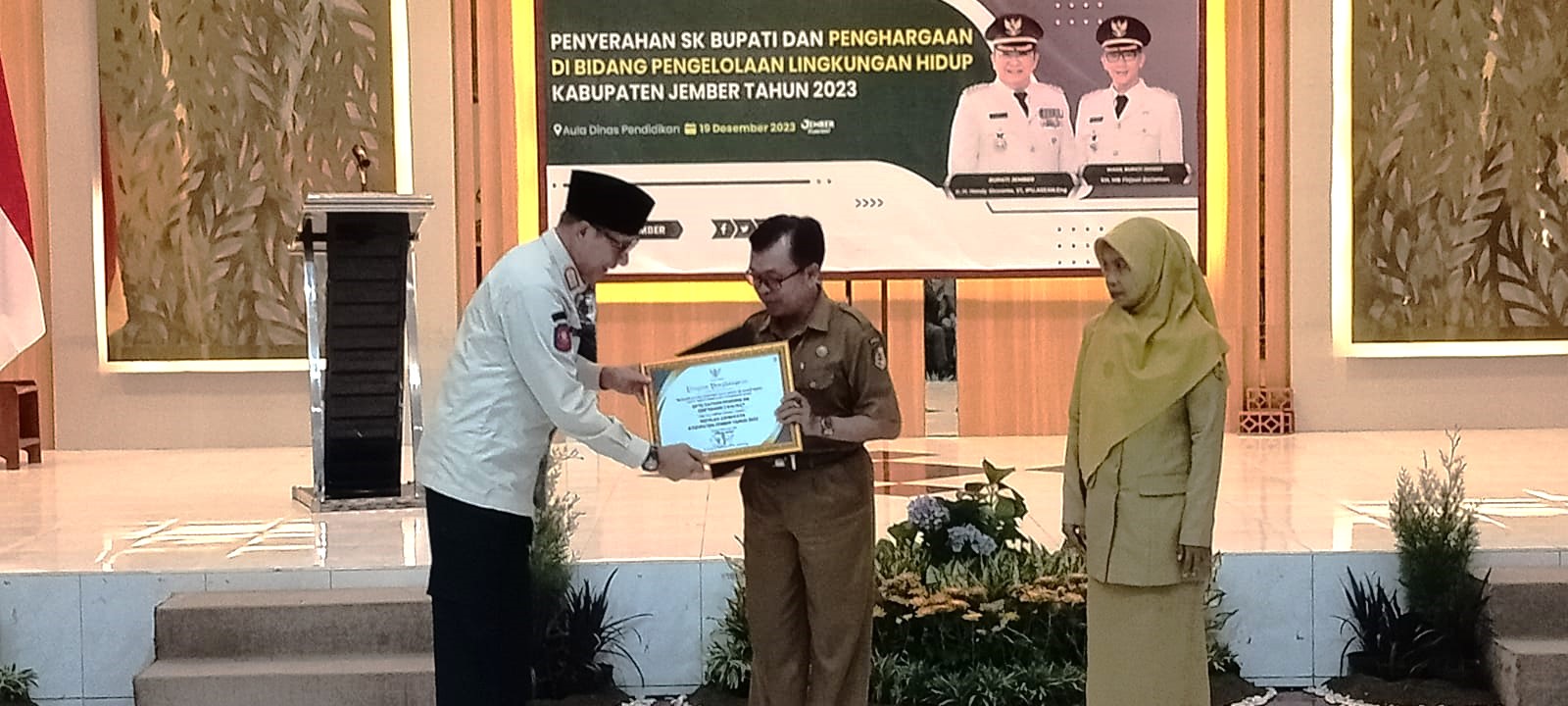 BERI APRESIASI: Wakil Bupati Jember MB Firjaun Barlaman dalam acara penyerahan SK dan Piala Adiwiyata kepada sekolah terpilih.