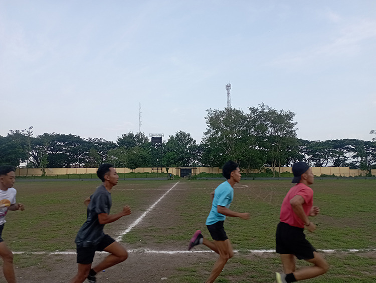 SARANA OLAHRAGA: Warga Bondowoso memanfaatkan Stadion Magenda untuk jogging pada sore hari. Dua klub Liga 3 asal Bondowoso, Persebo Muda dan Persebo 1964, pun mengeluh dengan kondisi stadion milik Pe
