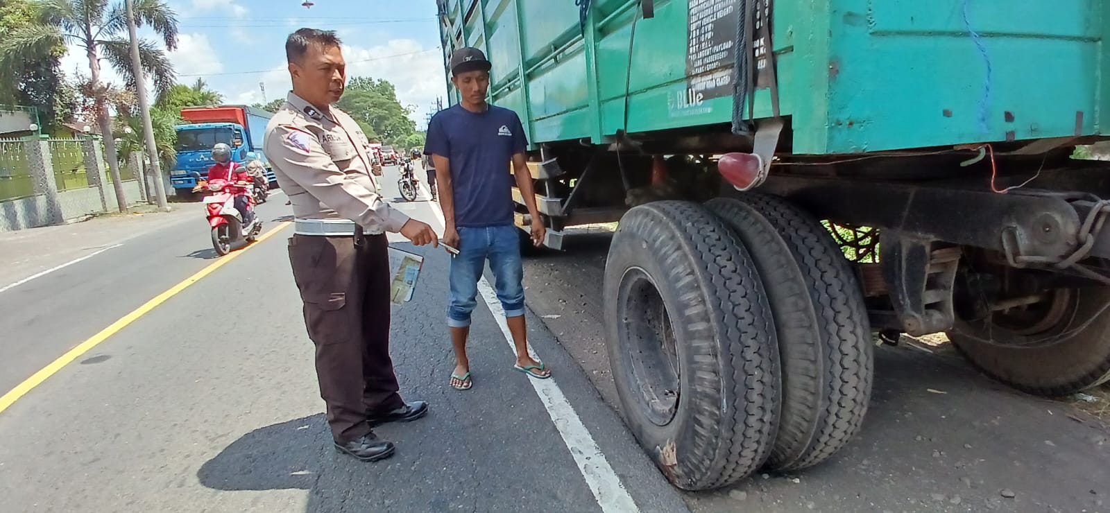 TERTANGKAP: Kondisi truk gandeng dengan nopol L 8901 UB yang dikendarai BP, 31, saat berhasil diamankan. Kasus laka kali ini menjadi salah satu bukti banyaknya kendaraan besar yang jadi pemicu kecela