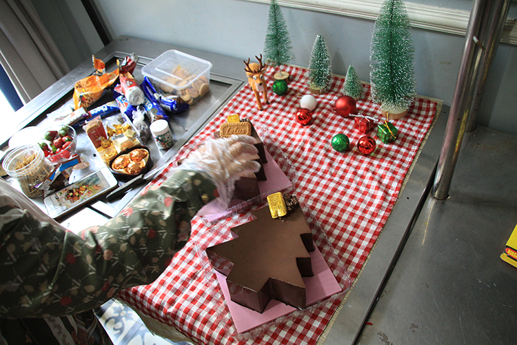 SEMARAK NATAL: Kesibukan Ranny disaat membentuk kue layaknya pohon natal. Pernak-pernik Natal tahun 2023.