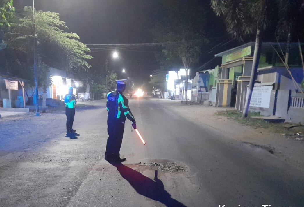 DATANGI LOKASI: Anggota Polsek Puger saat datang ke lokasi untuk melalukan olah tempat Kejadian perkara (TKP) di jalan raya desa Kasiyan, Puger. (POLSEK PUGER UNTUK RJ)