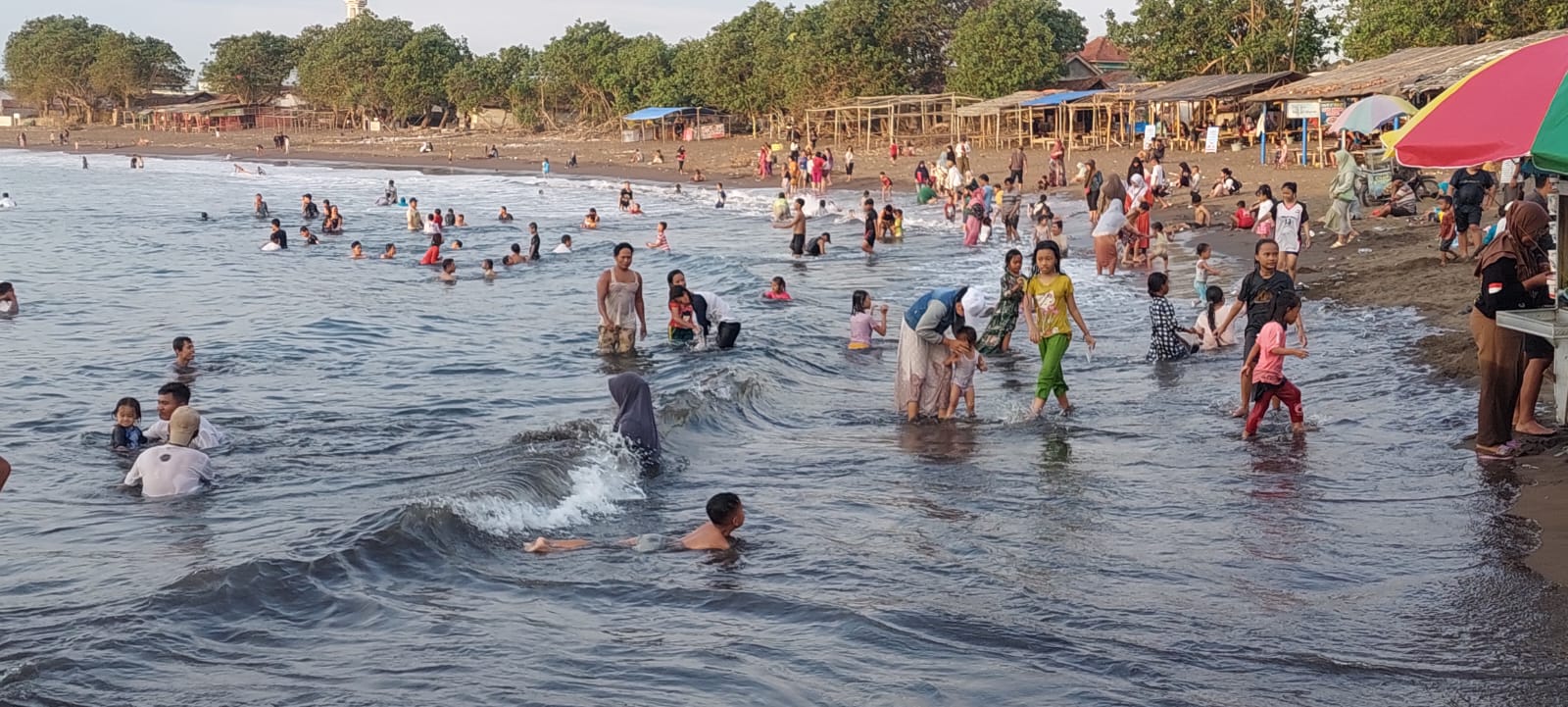 ABAIKAN: Wisatawan yang datang ke Pantai Payangan, Dusun Watu Ulo, Desa Sumberejo, Ambulu , Jember masih abaikan leselamatan jiwanya. (JUMAI/RJ)