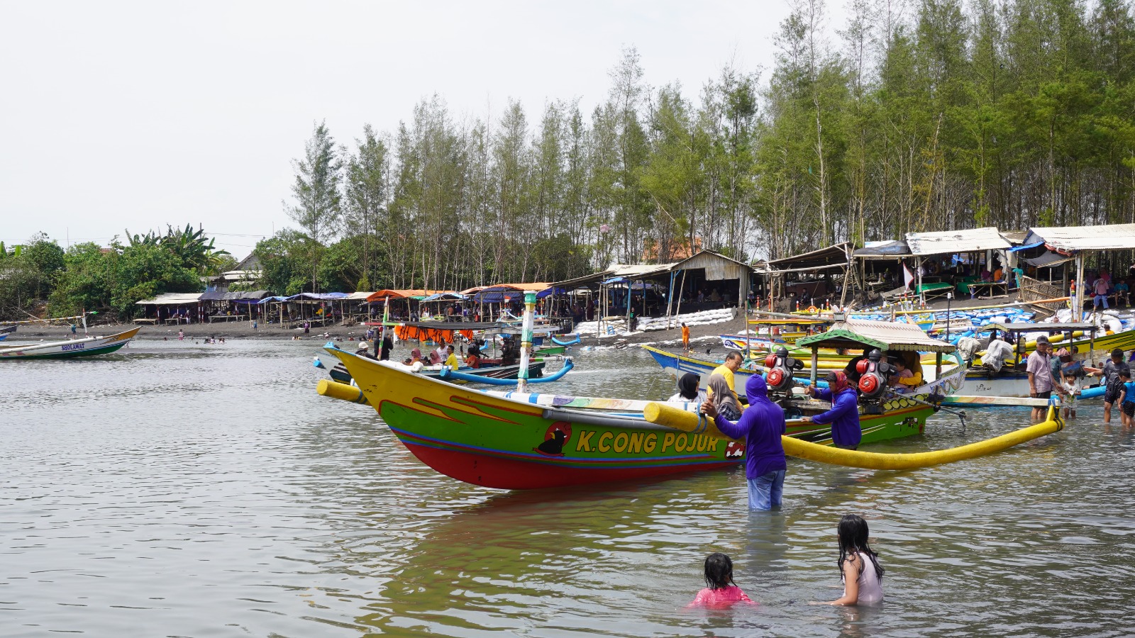 MANFAATKAN PELUANG: Sejumlah nelayan di Dusun Getem, Desa Mojomulyo, Kecamatan Puger, panen penumpang wisatawan yang berkunjung ke Pantai Cemara, kemarin.