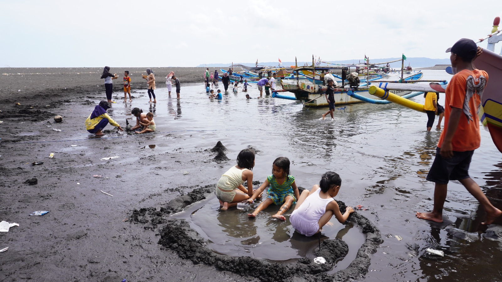 TETAP WASPADA: Anak-anak di Pantai Cemara, Dusun Getem, Desa Mojomulyo, Kecamatan Puger, terlihat asyik mandi di muara sungai tempat parkir jukung milik nelayan.  &nbsp;