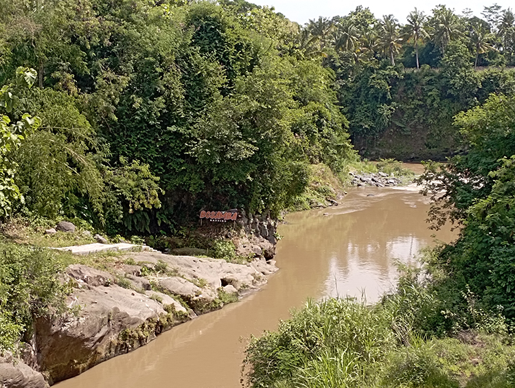 TUTUP: Bosamba Rafting di Sungai Sampean Baru, Desa Taman, Kecamatan Taman Krocok, Bondowoso, terpantau tutup, Selasa (26/12), setelah insiden mahasiswa UIN KHAS Jember meninggal karena tenggelam.