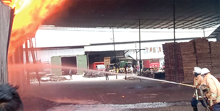 PADAMKAN: Salah satu petugas pemadam kebakaran Satpol PP Lumajang saat melakukan pembahasan di salah satu ruang pabrik kayu di Desa/Kecamatan Sumbersuko.