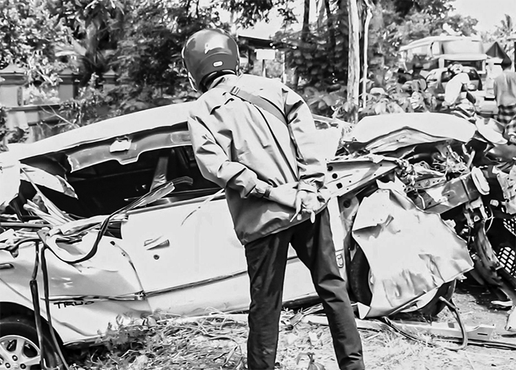 TERPENTAL: Kondisi minibus yang bagian depannya hancur. Sementara, truk boks terbalik dengan setengah bagiannya masuk ke sungai.
