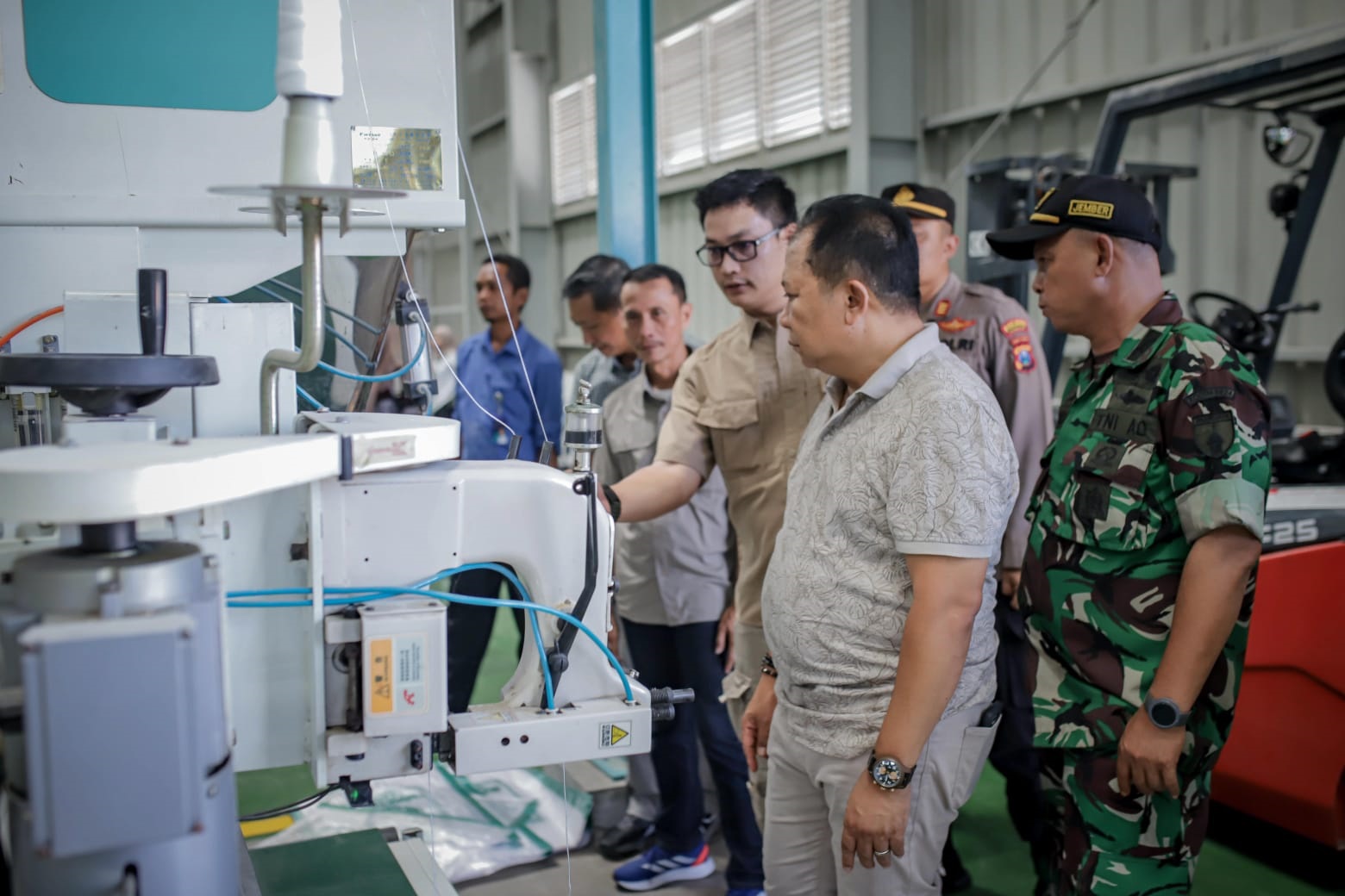 PROSES PENGGILINGAN: Bupati Jember Hendy Siswanto menaiki forklif yang mengangkut beras yang selesai digiling di MRMP Desa Jambearum, Kecamatan Puger, Sabtu (23/12).