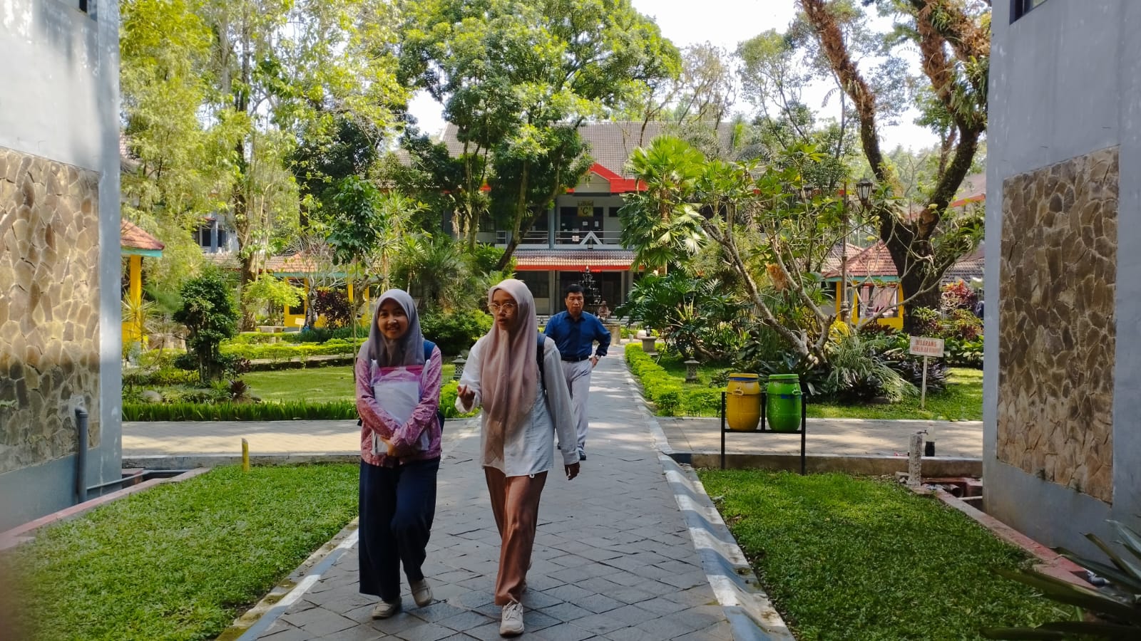 KEHIDUPAN KAMPUS: Mahasiswa Unej berjalan setelah mengikuti perkuliahan.