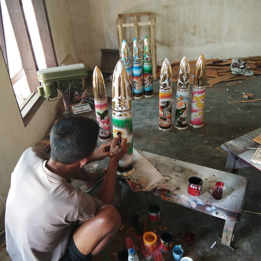 PERCANTIK: Perajin kuningan di Cindogo, Kecamatan Tapen, melakukan pewarnaan. Kerajinan kuningan asal Bondowoso ini sudah diekspor sampai beberapa negara di Asia Tenggara.