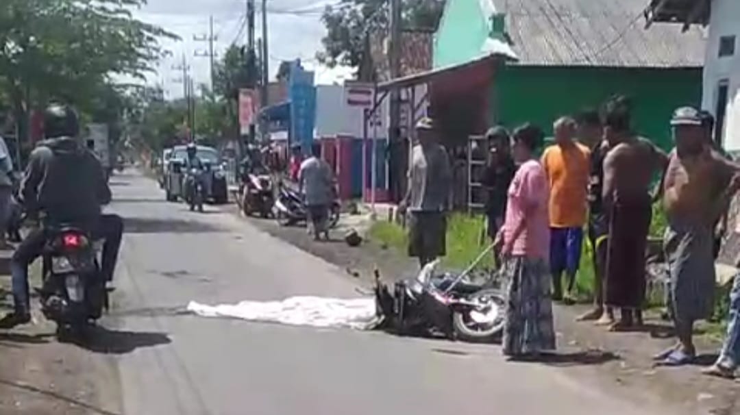 MENINGGAL: Jasad korban perempuan asal Desa Karanganyar, Kecamatan Ambulu yang mengalami kecelakaan di Jalan Desa Ajung, Kecamatan Ajung, Jember. (ISTIMEWA)