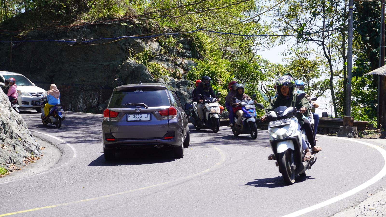 HATI-HATI: Menjelang pergantian tahun, pengguna jalan terpantau memadati Jalur Gumitir, di Dusun Gumitir, Desa Sidomulyo, Kecamatan Silo. (JUMAI/RJ)