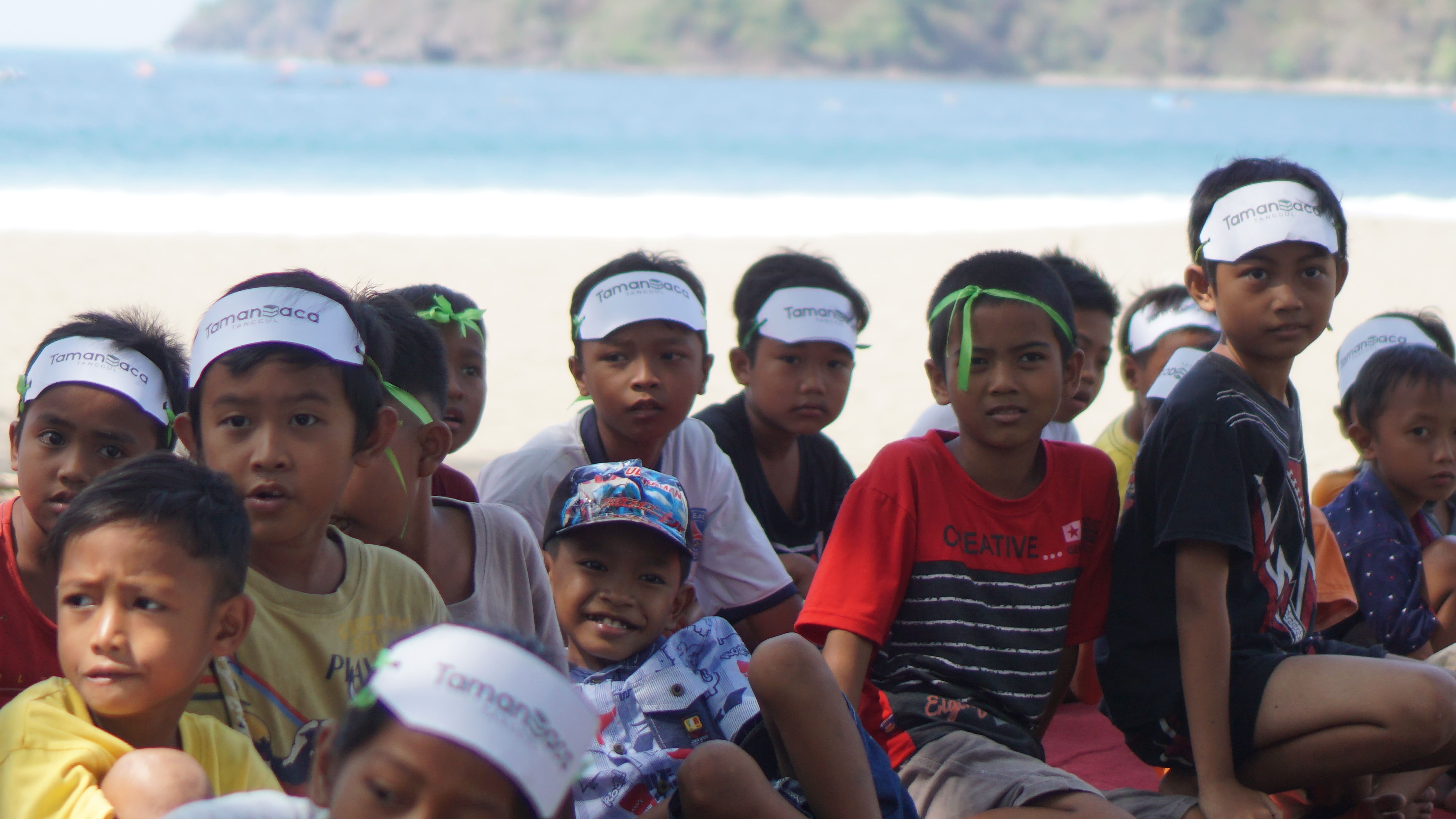 ANAK BANGSA: Anak-anak Dusun Bandealit, Desa Andongrejo, Kecamatan Tempurejo, belajar bersama Komunitas Eksplorasi Literasi.