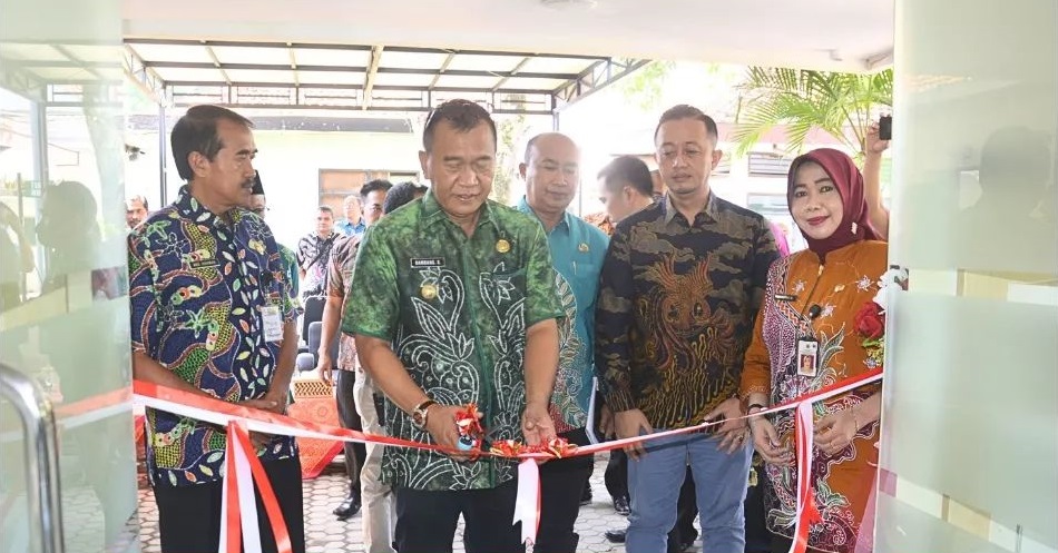 SATU ATAP: Pj Bupati Bondowoso, Bambang Soekwanto meresmikan ruang pelayanan terpadu Dinas Penanaman Modal Pelayanan Terpadu Satu Pintu dan Tenaga Kerja, kamis (28/12)